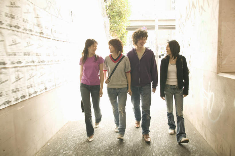 东方人,四个人,伙伴,朋友,站,说,横图,室外,白天,正面,爱情,友谊,亚洲,服装,走道,走廊,过道,浪漫,注视,休闲装,黄种人,衣服,观察,看,站着,休闲,休闲服,恩爱,恋人,服饰,观看,察看,关注,交流,友情,男人,男性,年轻男性,年轻女性,女人,女性,亚洲人,情侣,沟通,讲话,交谈,说话,谈话,站立,彩图,全身,伴侣