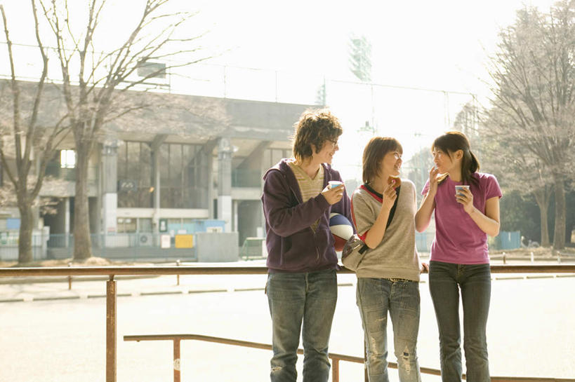 东方人,三个人,伙伴,朋友,栏杆,站,笑,微笑,露齿笑,横图,室外,白天,正面,爱情,友谊,植物,道路,路,公路,亚洲,一排,服装,整齐,围栏,食品,交通,浪漫,拿,拿着,注视,休闲装,黄种人,护栏,树,树木,食物,排列,衣服,绿色,自然,冷饮,观察,看,站着,休闲,休闲服,恩爱,恋人,服饰,生长,成长,观看,察看,队列,关注,友情,男人,男性,年轻男性,年轻女性,女人,女性,亚洲人,情侣,马路,半身,彩图,伴侣