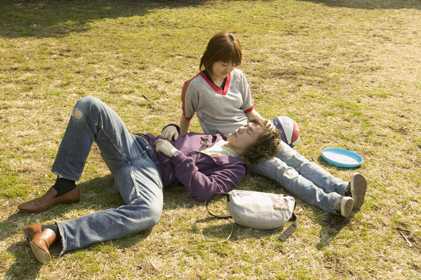 东方人,两个人,伙伴,朋友,坐,躺,横图,室外,白天,正面,爱情,友谊,草地,草坪,植物,亚洲,阴影,服装,反射,影子,浪漫,注视,休闲装,黄种人,草,衣服,绿色,观察,看,休闲,休闲服,恩爱,恋人,服饰,观看,察看,关注,友情,男人,男性,年轻男性,年轻女性,女人,女性,亚洲人,情侣,躺着,坐着,彩图,全身,伴侣