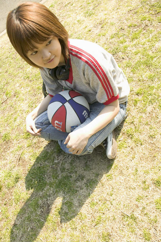 东方人,一个人,蹲,竖图,俯视,室外,白天,草地,草坪,植物,亚洲,仅一个年轻女性,仅一个女性,仅一个人,阴影,服装,反射,影子,注视,休闲装,黄种人,草,衣服,绿色,观察,看,休闲,休闲服,服饰,观看,察看,关注,年轻女性,女人,女性,亚洲人,蹲着,彩图,高角度拍摄,全身