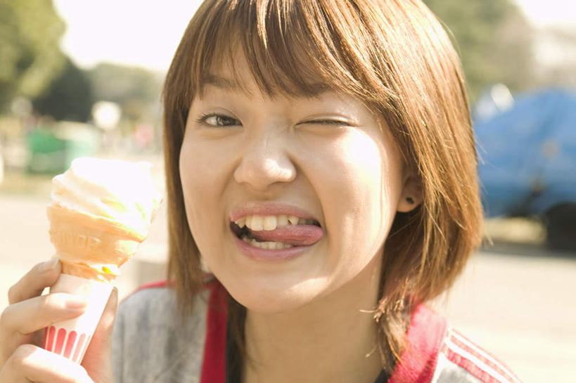 东方人,一个人,站,笑,微笑,露齿笑,横图,室外,白天,正面,植物,亚洲,仅一个年轻女性,仅一个女性,仅一个人,服装,冰激凌,清凉,拿,拿着,注视,休闲装,黄种人,吐舌头,树,树木,衣服,绿色,自然,冷饮,观察,看,伸舌头,站着,休闲,舒服,鬼脸,休闲服,吐舌,冰淇淋,服饰,生长,成长,观看,解暑,察看,关注,解渴,雪糕,舒爽,冰糕,消暑,年轻女性,女人,女性,亚洲人,半身,彩图