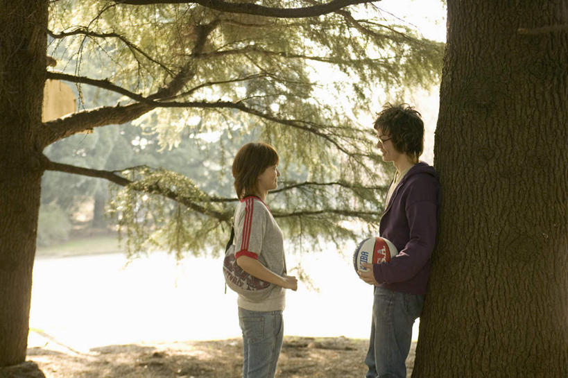 东方人,两个人,伙伴,朋友,站,说,横图,室外,白天,侧面,爱情,友谊,篮球,植物,亚洲,阴影,服装,反射,影子,篮球装备,浪漫,注视,休闲装,黄种人,运动器械,树,树木,衣服,绿色,自然,观察,看,站着,休闲,休闲服,健身器械,恩爱,恋人,服饰,生长,成长,观看,察看,关注,健身器材,篮球运动,交流,友情,男人,男性,年轻男性,年轻女性,女人,女性,亚洲人,情侣,沟通,讲话,交谈,说话,谈话,站立,半身,彩图,伴侣,运动器材