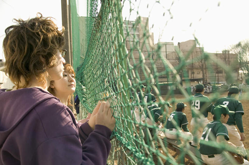 东方人,两个人,伙伴,朋友,栏杆,运动场,站,横图,室外,白天,侧面,爱情,友谊,亚洲,握,服装,围栏,浪漫,拿,拿着,注视,休闲装,黄种人,护栏,衣服,观察,看,站着,休闲,休闲服,恩爱,握着,恋人,服饰,观看,察看,关注,友情,男人,男性,年轻男性,年轻女性,女人,女性,亚洲人,情侣,站立,半身,彩图,伴侣