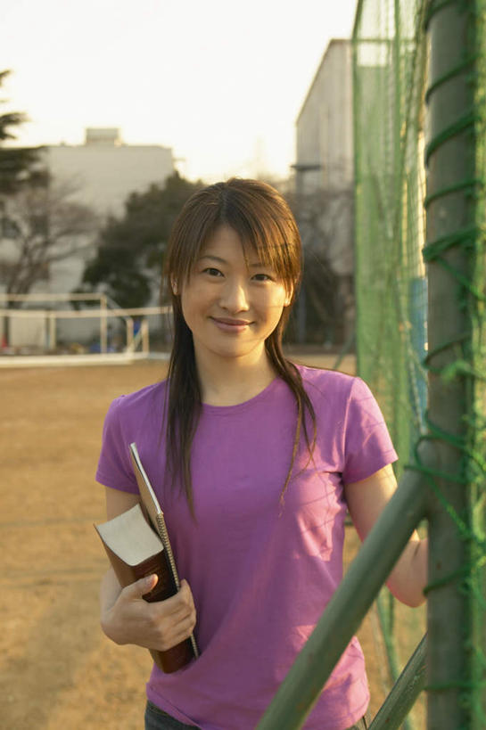 东方人,一个人,栏杆,站,笑,微笑,竖图,室外,白天,正面,草地,草坪,书籍,亚洲,仅一个年轻女性,仅一个女性,仅一个人,服装,围栏,拿,拿着,注视,休闲装,黄种人,护栏,草,衣服,观察,看,站着,休闲,休闲服,服饰,观看,察看,关注,年轻女性,女人,女性,亚洲人,书,图书,半身,彩图