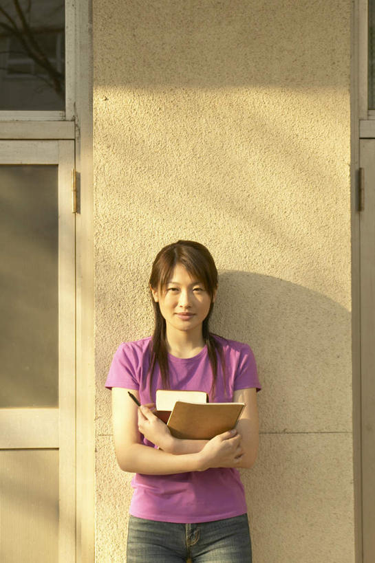 东方人,一个人,站,笑,微笑,露齿笑,竖图,室外,白天,正面,书籍,亚洲,仅一个年轻女性,仅一个女性,仅一个人,阴影,服装,反射,影子,墙,拿,拿着,注视,休闲装,黄种人,墙壁,墙面,衣服,观察,看,站着,休闲,休闲服,服饰,观看,察看,关注,年轻女性,女人,女性,亚洲人,书,图书,半身,彩图