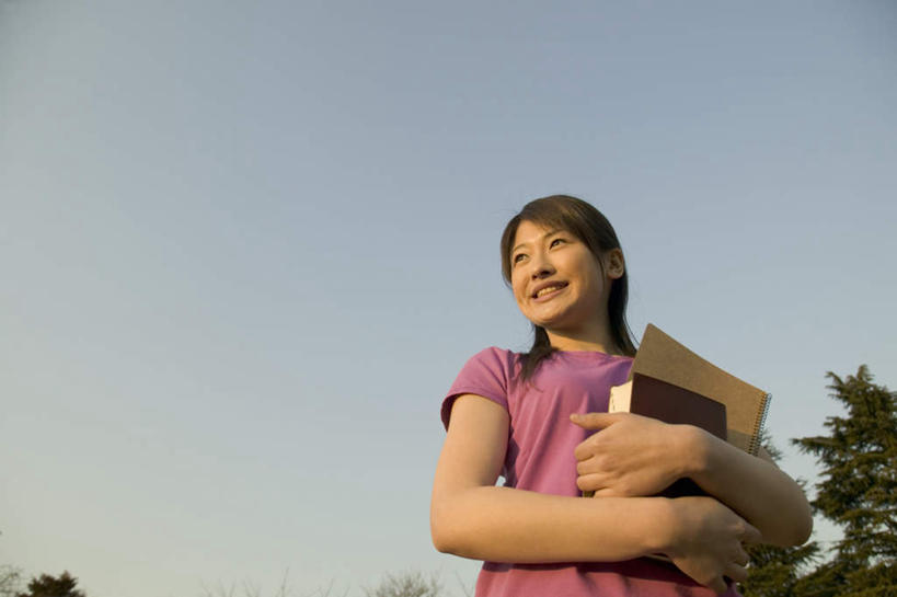 东方人,一个人,站,笑,微笑,露齿笑,横图,室外,白天,仰视,植物,书籍,亚洲,仅一个年轻女性,仅一个女性,仅一个人,服装,拿,拿着,注视,休闲装,黄种人,树,树木,衣服,蓝色,绿色,蓝天,天空,自然,天,观察,看,站着,休闲,休闲服,服饰,生长,成长,观看,察看,关注,年轻女性,女人,女性,亚洲人,书,图书,半身,彩图,低角度拍摄