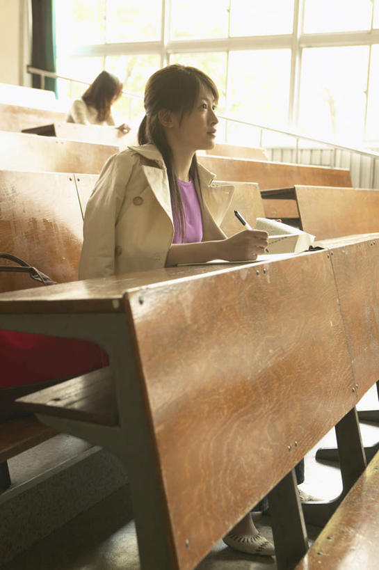 东方人,两个人,坐,竖图,室内,白天,侧面,桌子,亚洲,服装,笔,记事本,拿,拿着,注视,休闲装,黄种人,书桌,衣服,本子,笔记本,课桌,观察,看,休闲,教室,休闲服,服饰,观看,察看,关注,年轻女性,女人,女性,亚洲人,坐着,半身,彩图