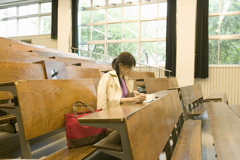 东方人,一个人,坐,横图,室内,白天,侧面,桌子,亚洲,仅一个年轻女性,仅一个女性,仅一个人,服装,笔,记事本,拿,拿着,注视,休闲装,黄种人,书桌,衣服,本子,笔记本,课桌,观察,看,休闲,教室,休闲服,服饰,观看,察看,关注,年轻女性,女人,女性,亚洲人,坐着,半身,彩图