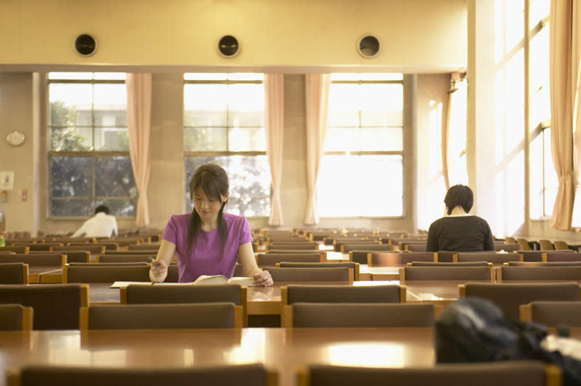 东方人,背部,三个人,坐,横图,室内,白天,正面,看书,阅读,窗户,书籍,亚洲,学习,服装,拿,拿着,注视,休闲装,黄种人,玻璃窗,衣服,书本,观察,看,休闲,休闲服,读书,浏览,服饰,观看,察看,关注,男人,男性,年轻男性,年轻女性,女人,女性,亚洲人,书,图书,坐着,半身,彩图,阅览室