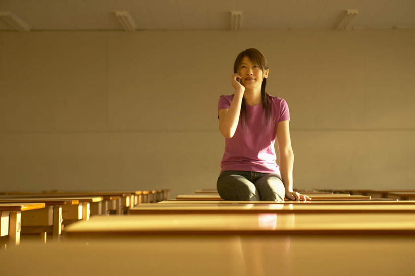 东方人,一个人,坐,打电话,横图,室内,白天,正面,桌子,电话,手机,亚洲,仅一个年轻女性,仅一个女性,仅一个人,服装,拿,拿着,注视,休闲装,黄种人,通讯设备,书桌,衣服,课桌,观察,看,休闲,教室,休闲服,服饰,观看,察看,关注,交流,年轻女性,女人,女性,亚洲人,沟通,通话,坐着,半身,彩图