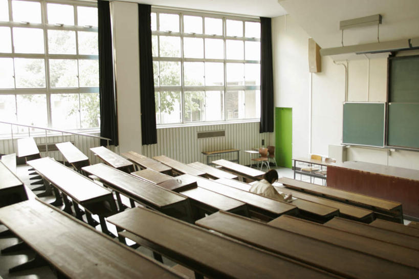 东方人,一个人,学校,坐,横图,俯视,室内,白天,窗户,桌子,亚洲,仅一个年轻女性,仅一个女性,仅一个人,服装,笔,拿,拿着,注视,休闲装,黄种人,书桌,玻璃窗,衣服,课桌,观察,看,休闲,教室,休闲服,服饰,观看,察看,关注,年轻女性,女人,女性,亚洲人,坐着,彩图,高角度拍摄,全身