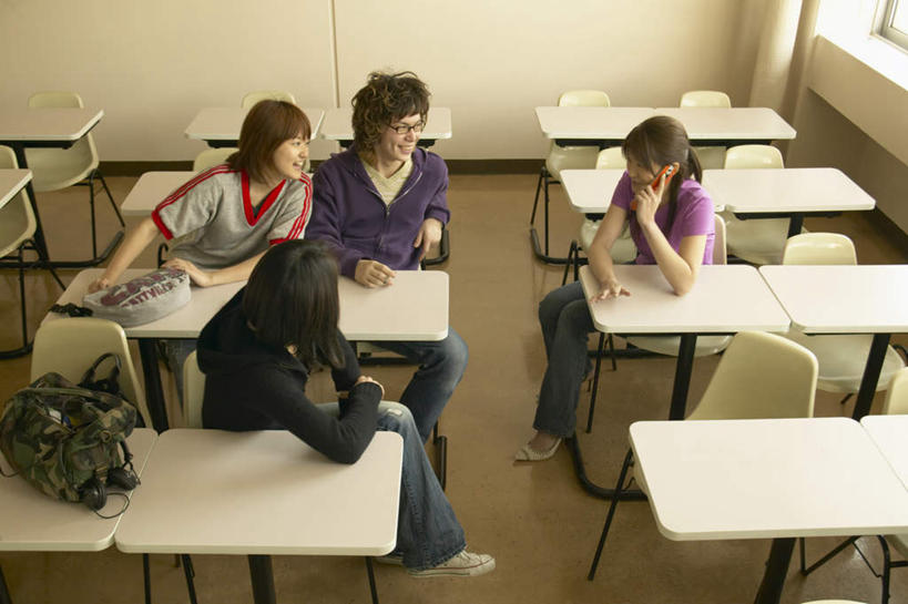 东方人,四个人,伙伴,朋友,坐,笑,打电话,微笑,露齿笑,横图,俯视,室内,白天,爱情,友谊,桌子,电话,手机,亚洲,戴,服装,眼镜,浪漫,拿,拿着,注视,休闲装,黄种人,通讯设备,书桌,衣服,课桌,观察,看,休闲,教室,休闲服,恩爱,恋人,服饰,观看,戴着,察看,关注,近视眼镜,交流,友情,男人,男性,年轻男性,年轻女性,女人,女性,亚洲人,情侣,沟通,通话,坐着,半身,彩图,高角度拍摄,伴侣