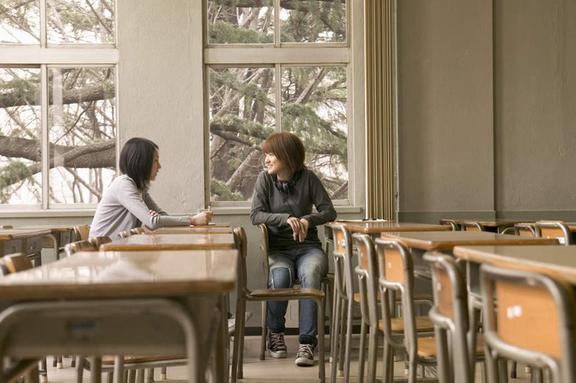 东方人,两个人,伙伴,朋友,坐,说,横图,室外,白天,正面,友谊,窗户,桌子,亚洲,服装,注视,休闲装,黄种人,书桌,玻璃窗,相视,衣服,课桌,观察,看,休闲,教室,面对面,休闲服,服饰,观看,对视,察看,关注,相对,相看,交流,友情,年轻女性,女人,女性,亚洲人,沟通,讲话,交谈,说话,谈话,坐着,彩图,全身