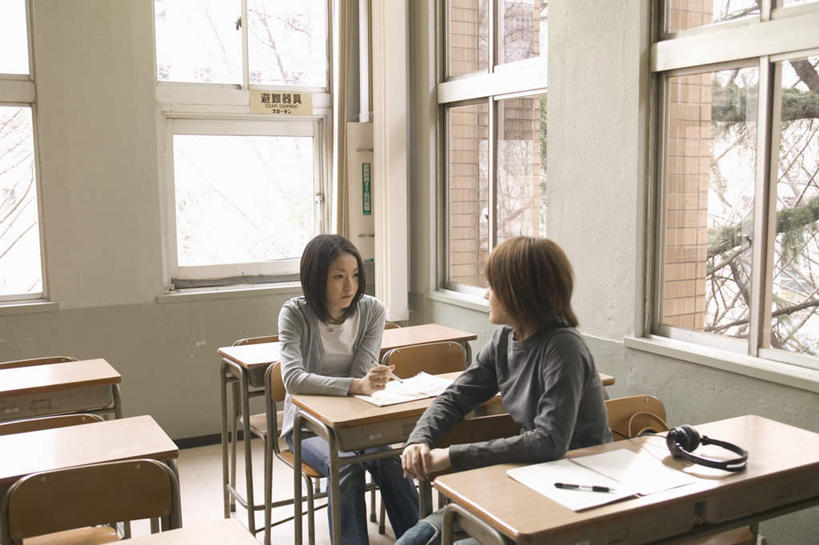 东方人,两个人,伙伴,朋友,坐,说,横图,室内,白天,正面,友谊,窗户,桌子,亚洲,服装,笔,记事本,拿,拿着,注视,休闲装,黄种人,书桌,玻璃窗,相视,衣服,本子,笔记本,课桌,观察,看,休闲,教室,面对面,休闲服,服饰,观看,对视,察看,关注,相对,相看,交流,友情,年轻女性,女人,女性,亚洲人,沟通,讲话,交谈,说话,谈话,坐着,半身,彩图