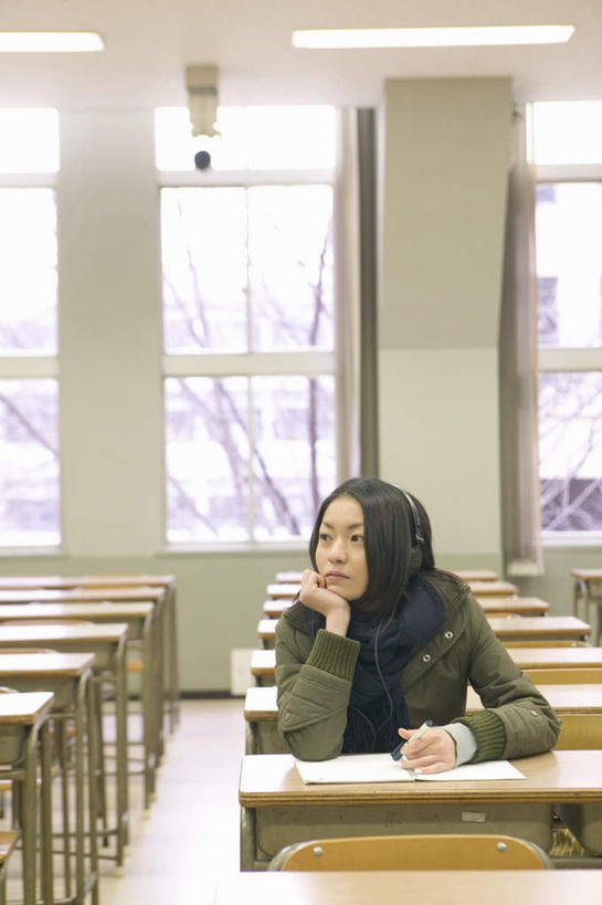 东方人,一个人,坐,竖图,室内,白天,正面,快乐,满意,幸福,窗户,桌子,亚洲,仅一个年轻女性,仅一个女性,仅一个人,撑,服装,笔,音响,音乐,拿,拿着,托腮,注视,休闲装,黄种人,娱乐,书桌,玻璃窗,衣服,耳机,课桌,观察,看,托,享受,休闲,教室,休闲服,放松,服饰,观看,察看,舒适,享乐,关注,托下巴,年轻女性,女人,女性,亚洲人,坐着,半身,彩图