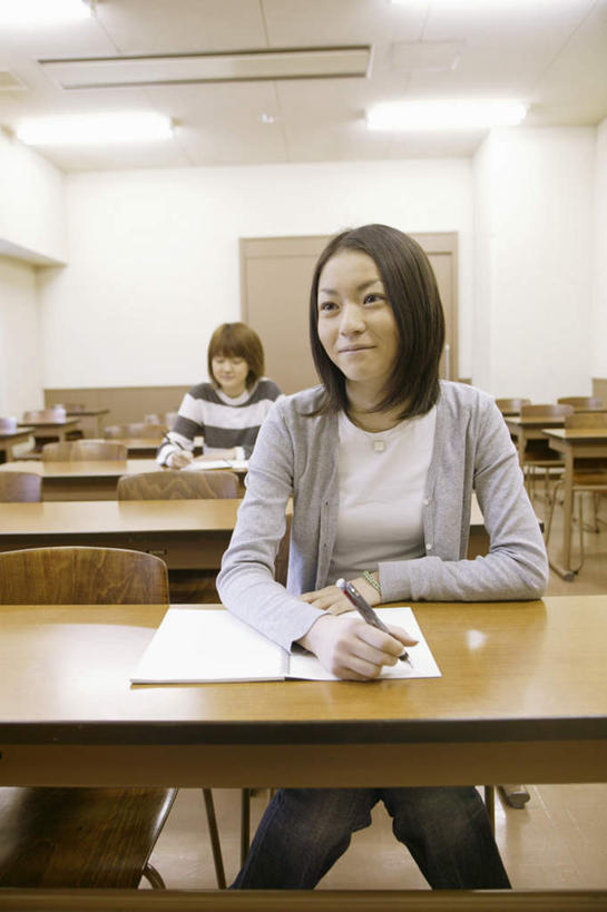 东方人,两个人,伙伴,朋友,坐,笑,微笑,竖图,室内,白天,正面,友谊,桌子,亚洲,服装,笔,灯光,记事本,拿,拿着,注视,休闲装,黄种人,书桌,吊灯,灯,衣服,本子,笔记本,课桌,灯具,观察,看,休闲,教室,休闲服,服饰,观看,察看,照明设备,关注,友情,年轻女性,女人,女性,亚洲人,坐着,半身,彩图