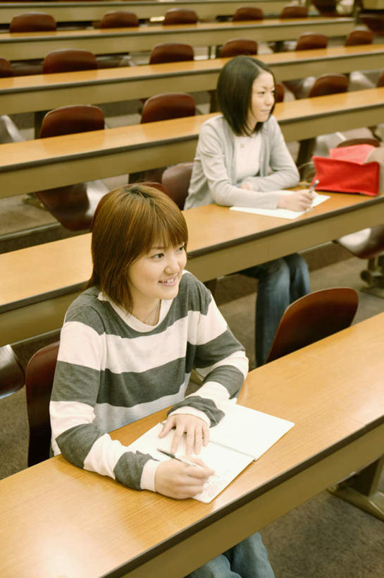 东方人,两个人,伙伴,朋友,坐,笑,微笑,竖图,俯视,室内,白天,友谊,桌子,亚洲,服装,笔,记事本,拿,拿着,注视,休闲装,黄种人,书桌,衣服,本子,笔记本,课桌,观察,看,休闲,教室,休闲服,服饰,观看,察看,关注,友情,年轻女性,女人,女性,亚洲人,坐着,半身,彩图,高角度拍摄