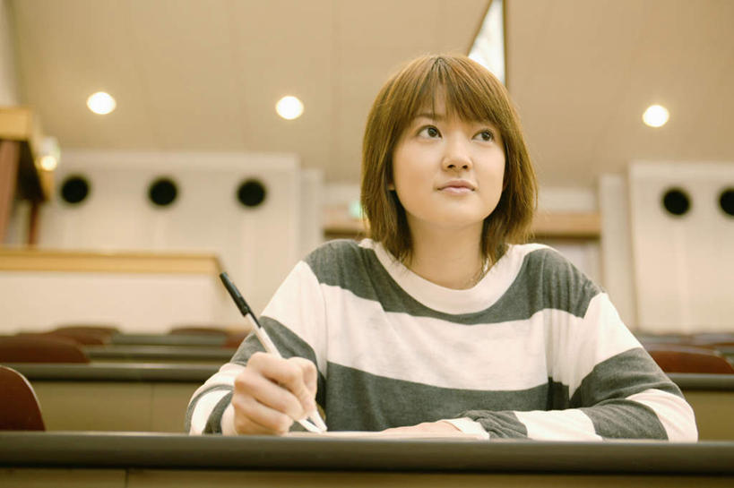 东方人,一个人,坐,横图,室内,白天,仰视,桌子,亚洲,仅一个年轻女性,仅一个女性,仅一个人,服装,笔,灯光,记事本,拿,拿着,注视,休闲装,黄种人,书桌,吊灯,灯,衣服,本子,笔记本,课桌,灯具,观察,看,休闲,教室,休闲服,服饰,观看,察看,照明设备,关注,年轻女性,女人,女性,亚洲人,坐着,半身,彩图,低角度拍摄