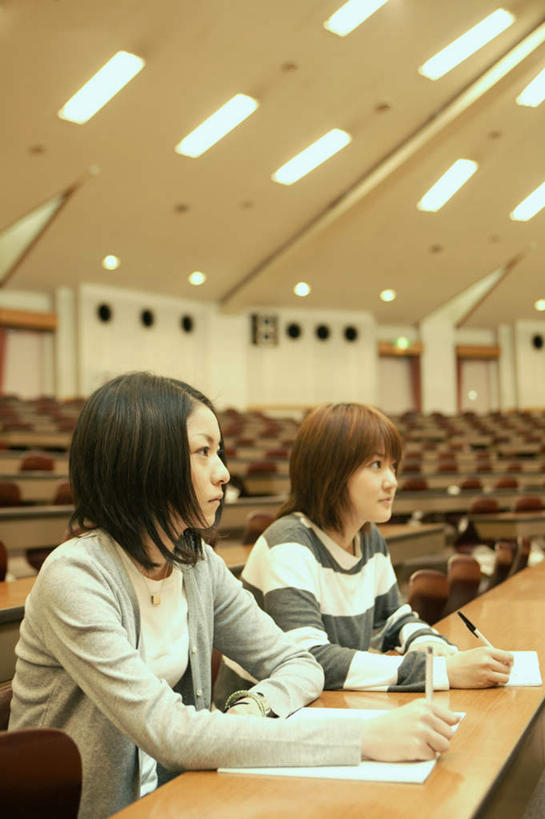 东方人,两个人,伙伴,朋友,坐,竖图,室内,白天,侧面,友谊,桌子,亚洲,服装,笔,灯光,记事本,拿,拿着,注视,休闲装,黄种人,书桌,顶灯,灯,衣服,本子,笔记本,课桌,灯具,观察,看,休闲,教室,休闲服,服饰,观看,察看,照明设备,关注,友情,年轻女性,女人,女性,亚洲人,坐着,半身,彩图