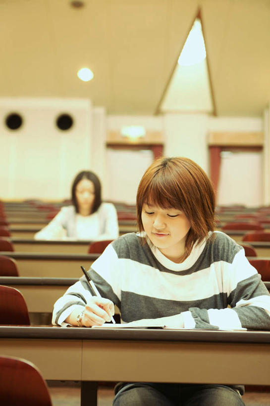 东方人,两个人,伙伴,朋友,坐,竖图,室内,白天,正面,友谊,桌子,亚洲,服装,笔,灯光,记事本,拿,拿着,注视,休闲装,黄种人,书桌,顶灯,灯,衣服,本子,笔记本,课桌,灯具,观察,看,休闲,教室,休闲服,服饰,观看,察看,照明设备,关注,友情,年轻女性,女人,女性,亚洲人,坐着,半身,彩图