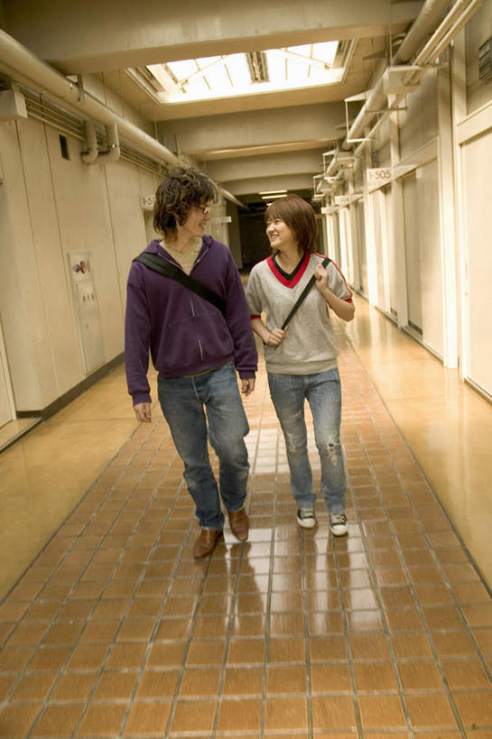 东方人,两个人,站,竖图,室内,白天,正面,爱情,亚洲,服装,走道,走廊,过道,浪漫,注视,休闲装,黄种人,衣服,观察,看,站着,休闲,休闲服,恩爱,恋人,服饰,观看,察看,关注,男人,男性,年轻男性,年轻女性,女人,女性,亚洲人,情侣,彩图,全身,伴侣