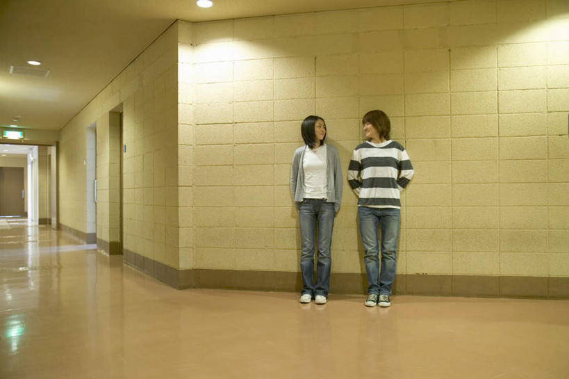 东方人,两个人,伙伴,朋友,站,笑,微笑,横图,室内,白天,正面,友谊,亚洲,服装,墙,注视,休闲装,黄种人,相视,墙壁,墙面,衣服,观察,看,靠,靠着,倚靠,站着,休闲,面对面,休闲服,服饰,观看,对视,察看,倚着,关注,相对,背手,相看,友情,年轻女性,女人,女性,亚洲人,站立,彩图,全身