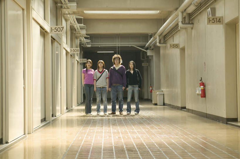 东方人,四个人,伙伴,朋友,走,笑,微笑,露齿笑,横图,室内,白天,正面,爱情,友谊,亚洲,一排,戴,服装,整齐,眼镜,浪漫,注视,休闲装,黄种人,排列,衣服,观察,看,休闲,休闲服,恩爱,恋人,服饰,观看,戴着,察看,队列,关注,近视眼镜,双手抄兜,双手放兜,友情,男人,男性,年轻男性,年轻女性,女人,女性,亚洲人,情侣,步行,插兜,两手抄兜,两手放兜,散步,手插兜,手放口袋,走路,彩图,全身,伴侣,手抄兜