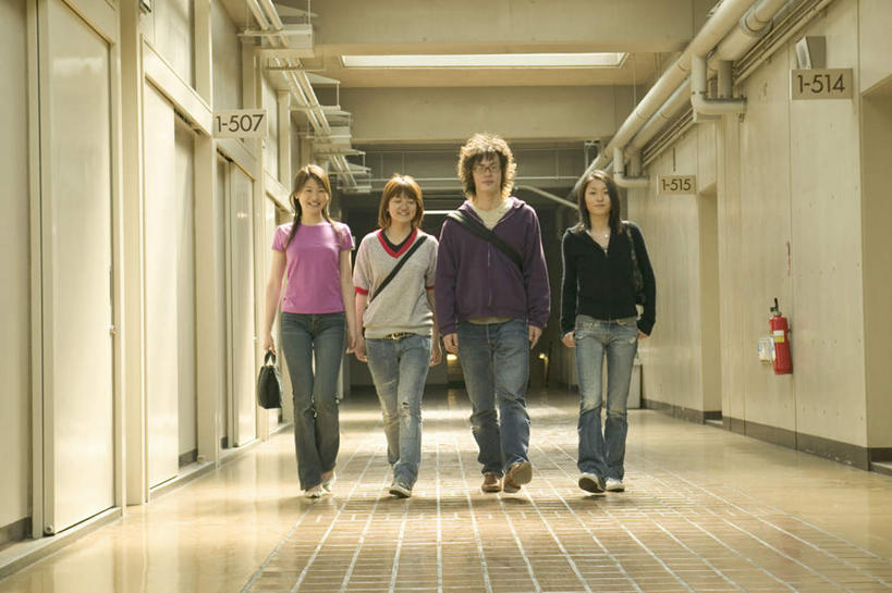 东方人,四个人,伙伴,朋友,走,笑,微笑,露齿笑,横图,室内,白天,正面,爱情,友谊,亚洲,一排,戴,服装,整齐,眼镜,浪漫,注视,休闲装,黄种人,排列,衣服,观察,看,休闲,休闲服,恩爱,恋人,服饰,观看,戴着,察看,队列,关注,近视眼镜,双手抄兜,双手放兜,友情,男人,男性,年轻男性,年轻女性,女人,女性,亚洲人,情侣,步行,插兜,两手抄兜,两手放兜,散步,手插兜,手放口袋,走路,彩图,全身,伴侣,手抄兜