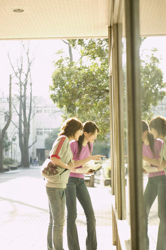 东方人,两个人,伙伴,朋友,站,竖图,室外,白天,侧面,友谊,窗户,亚洲,指,服装,拿,拿着,注视,休闲装,黄种人,方向,玻璃窗,衣服,倒影,观察,看,手势,站着,休闲,休闲服,服饰,观看,察看,倒映,指向,关注,宣传栏,通告栏,反照,友情,年轻女性,女人,女性,亚洲人,站立,半身,彩图