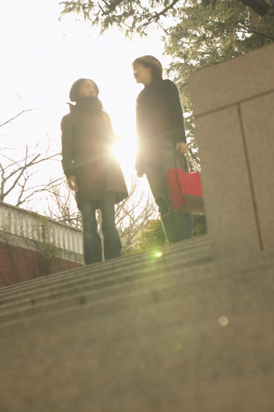 东方人,两个人,伙伴,朋友,站,笑,微笑,竖图,室外,白天,仰视,友谊,植物,楼梯,亚洲,服装,阶梯,背光,注视,休闲装,黄种人,台阶,树,树木,衣服,绿色,自然,观察,看,站着,休闲,休闲服,服饰,生长,成长,观看,察看,关注,逆光,友情,年轻女性,女人,女性,亚洲人,站立,彩图,低角度拍摄,全身