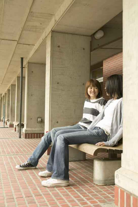 东方人,两个人,伙伴,朋友,坐,笑,微笑,露齿笑,竖图,室外,白天,侧面,友谊,亚洲,服装,注视,休闲装,黄种人,相视,衣服,观察,看,休闲,面对面,休闲服,服饰,观看,对视,察看,关注,相对,相看,友情,年轻女性,女人,女性,亚洲人,坐着,彩图,全身