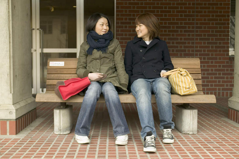 东方人,两个人,伙伴,朋友,坐,笑,微笑,露齿笑,横图,室外,白天,正面,友谊,椅子,亚洲,服装,包,皮包,木椅,拿,拿着,注视,休闲装,黄种人,衣服,观察,看,休闲,休闲服,服饰,观看,单肩包,察看,关注,友情,年轻女性,女人,女性,亚洲人,坐着,彩图,全身