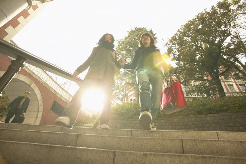 东方人,两个人,伙伴,朋友,站,横图,室外,白天,仰视,购物,友谊,消费,植物,袋子,亚洲,服装,包装袋,手提袋,购物袋,拿,拿着,注视,休闲装,黄种人,树,树木,衣服,绿色,自然,观察,看,站着,休闲,休闲服,金融,服饰,生长,成长,观看,察看,购买,关注,贸易,友情,年轻女性,女人,女性,亚洲人,彩图,低角度拍摄,全身