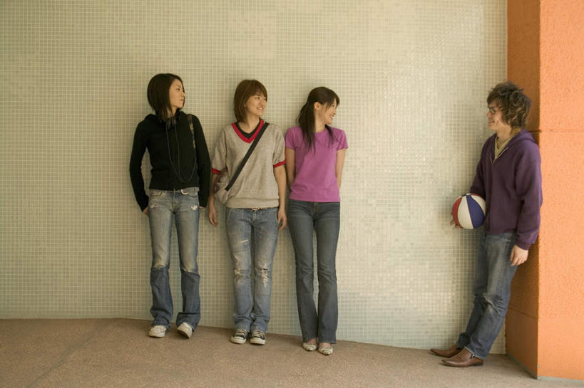 东方人,四个人,伙伴,朋友,站,笑,微笑,露齿笑,横图,室外,白天,正面,爱情,友谊,篮球,亚洲,服装,墙,篮球装备,浪漫,拿,拿着,注视,休闲装,黄种人,运动器械,墙壁,墙面,衣服,观察,看,站着,休闲,休闲服,健身器械,恩爱,恋人,服饰,观看,察看,关注,健身器材,篮球运动,友情,男人,男性,年轻男性,年轻女性,女人,女性,亚洲人,情侣,彩图,全身,伴侣,运动器材