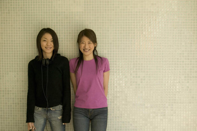 东方人,两个人,伙伴,朋友,站,笑,微笑,露齿笑,横图,室内,白天,正面,友谊,亚洲,服装,墙,注视,休闲装,黄种人,墙壁,墙面,衣服,观察,看,站着,休闲,休闲服,服饰,观看,察看,关注,友情,年轻女性,女人,女性,亚洲人,半身,彩图