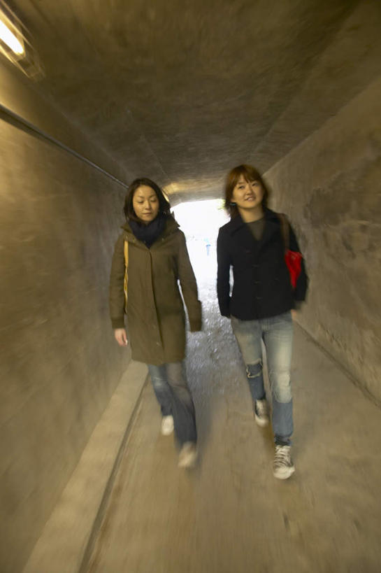 东方人,两个人,伙伴,朋友,走,竖图,室内,白天,正面,友谊,亚洲,服装,走道,走廊,过道,注视,休闲装,黄种人,衣服,观察,看,休闲,休闲服,服饰,观看,察看,关注,友情,年轻女性,女人,女性,亚洲人,步行,散步,走路,彩图,全身