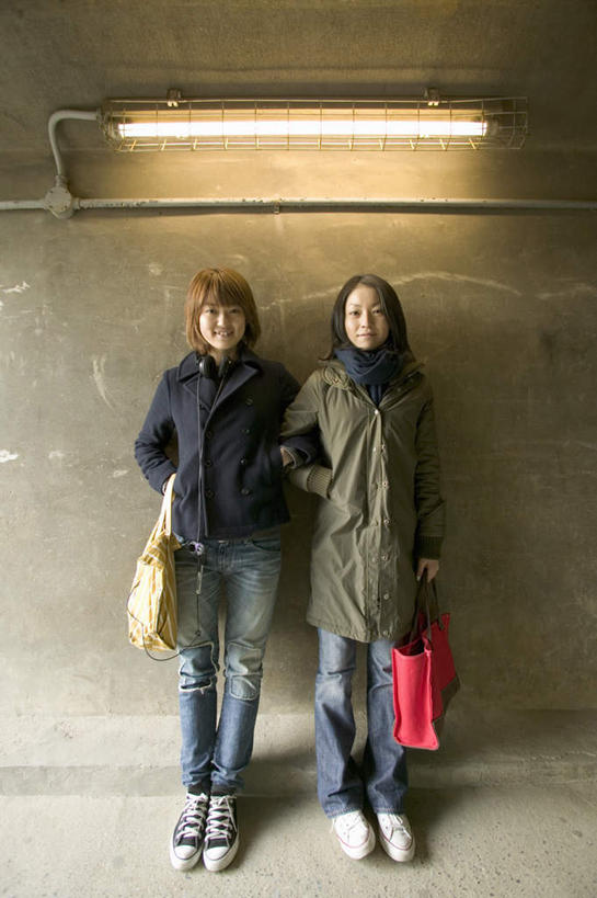 东方人,两个人,伙伴,朋友,站,竖图,室外,白天,正面,购物,友谊,消费,袋子,亚洲,服装,包装袋,手提袋,走道,走廊,过道,灯光,购物袋,拿,拿着,注视,休闲装,黄种人,吊灯,灯,衣服,灯具,观察,看,站着,休闲,休闲服,金融,服饰,观看,察看,照明设备,购买,关注,贸易,友情,年轻女性,女人,女性,亚洲人,彩图,全身