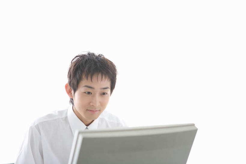 东方人,一个人,商务人士,商务男性,坐,笑,微笑,横图,室内,白天,正面,衬衫,电脑,显示器,鼠标,键盘,亚洲,仅一个男性,仅一个人,套装,服装,网络,注视,休闲装,黄种人,输入设备,通讯设备,仅一个年轻男性,衣服,观察,看,休闲,休闲服,台式电脑,服饰,观看,察看,关注,通信设备,商务装,工薪阶层,输出设备,男人,男性,年轻男性,亚洲人,白领,上班族,坐着,半身,彩图,衬衣
