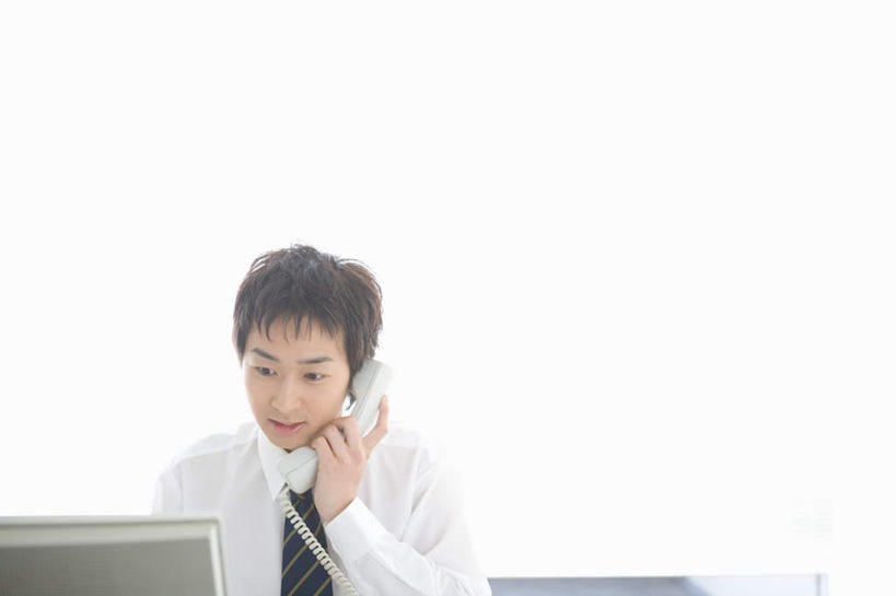东方人,一个人,商务人士,商务男性,坐,打电话,横图,室内,白天,正面,衬衫,电脑,显示器,鼠标,键盘,电话,亚洲,仅一个男性,仅一个人,套装,服装,网络,拿,拿着,注视,休闲装,黄种人,输入设备,通讯设备,仅一个年轻男性,衣服,话筒,观察,看,休闲,休闲服,电话线,台式电脑,服饰,观看,察看,关注,通信设备,商务装,工薪阶层,输出设备,交流,男人,男性,年轻男性,亚洲人,白领,上班族,电话机,沟通,通话,坐着,半身,彩图,衬衣