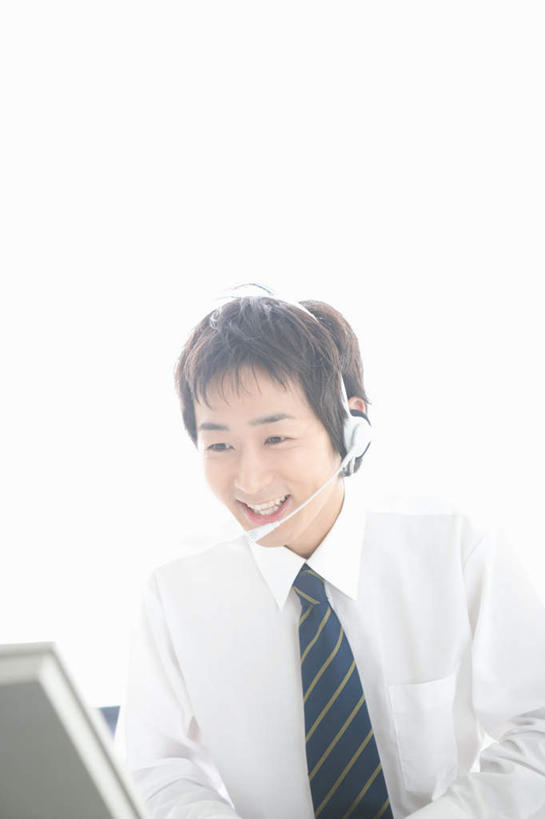 东方人,一个人,商务人士,商务男性,坐,笑,微笑,露齿笑,竖图,室内,白天,正面,衬衫,亚洲,仅一个男性,仅一个人,套装,服装,话务员,注视,休闲装,黄种人,仅一个年轻男性,衣服,耳机,耳麦,话筒,观察,看,休闲,休闲服,服饰,观看,察看,麦克风,关注,商务装,工薪阶层,客服人员,电话销售,男人,男性,年轻男性,亚洲人,白领,接线员,上班族,坐着,半身,彩图,衬衣
