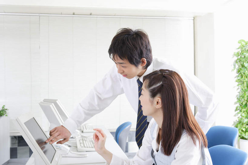 东方人,两个人,商务人士,商务男性,商务女性,站,坐,说,横图,室内,白天,侧面,衬衫,电脑,显示器,鼠标,键盘,亚洲,指,套装,服装,网络,注视,休闲装,黄种人,方向,输入设备,通讯设备,衣服,观察,看,手势,站着,休闲,休闲服,台式电脑,服饰,观看,察看,指向,关注,通信设备,商务装,工薪阶层,输出设备,交流,男人,男性,年轻男性,年轻女性,女人,女性,亚洲人,白领,上班族,沟通,讲话,交谈,说话,谈话,坐着,半身,彩图,衬衣