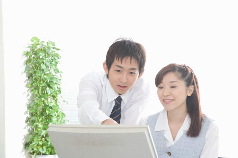 东方人,两个人,商务人士,商务男性,商务女性,站,坐,说,横图,室内,白天,正面,衬衫,电脑,显示器,鼠标,键盘,亚洲,指,套装,服装,网络,注视,休闲装,黄种人,方向,输入设备,通讯设备,衣服,观察,看,手势,站着,休闲,休闲服,台式电脑,服饰,观看,察看,指向,关注,通信设备,商务装,工薪阶层,输出设备,交流,男人,男性,年轻男性,年轻女性,女人,女性,亚洲人,白领,上班族,沟通,讲话,交谈,说话,谈话,坐着,半身,彩图,衬衣