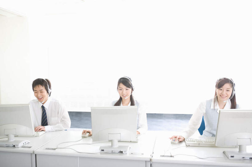 东方人,三个人,商务人士,商务男性,商务女性,坐,横图,室内,白天,正面,衬衫,电脑,显示器,鼠标,键盘,亚洲,一排,戴,套装,服装,整齐,网络,话务员,注视,休闲装,黄种人,输入设备,通讯设备,排列,衣服,耳机,耳麦,话筒,观察,看,休闲,休闲服,台式电脑,服饰,观看,戴着,察看,麦克风,队列,关注,通信设备,商务装,工薪阶层,输出设备,客服人员,电话销售,男人,男性,年轻男性,年轻女性,女人,女性,亚洲人,白领,接线员,上班族,坐着,半身,彩图,衬衣