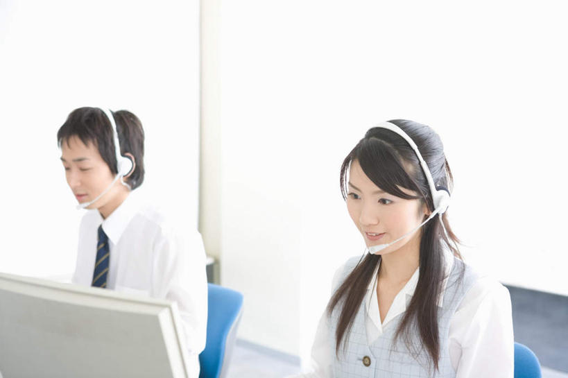 东方人,两个人,商务人士,商务男性,商务女性,坐,横图,室外,白天,侧面,衬衫,电脑,显示器,鼠标,键盘,亚洲,戴,套装,服装,网络,话务员,注视,休闲装,黄种人,输入设备,通讯设备,衣服,耳机,耳麦,话筒,观察,看,休闲,休闲服,台式电脑,服饰,观看,戴着,察看,麦克风,关注,通信设备,商务装,工薪阶层,输出设备,客服人员,电话销售,男人,男性,年轻男性,年轻女性,女人,女性,亚洲人,白领,接线员,上班族,坐着,半身,彩图,衬衣