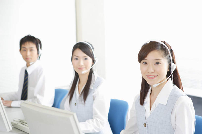 东方人,三个人,商务人士,商务男性,商务女性,坐,笑,微笑,横图,室内,白天,正面,衬衫,电脑,显示器,鼠标,键盘,亚洲,一排,戴,套装,服装,整齐,网络,话务员,注视,休闲装,黄种人,输入设备,通讯设备,排列,衣服,耳机,耳麦,话筒,观察,看,休闲,休闲服,台式电脑,服饰,观看,戴着,察看,麦克风,队列,关注,通信设备,商务装,工薪阶层,输出设备,客服人员,电话销售,男人,男性,年轻男性,年轻女性,女人,女性,亚洲人,白领,接线员,上班族,坐着,半身,彩图,衬衣