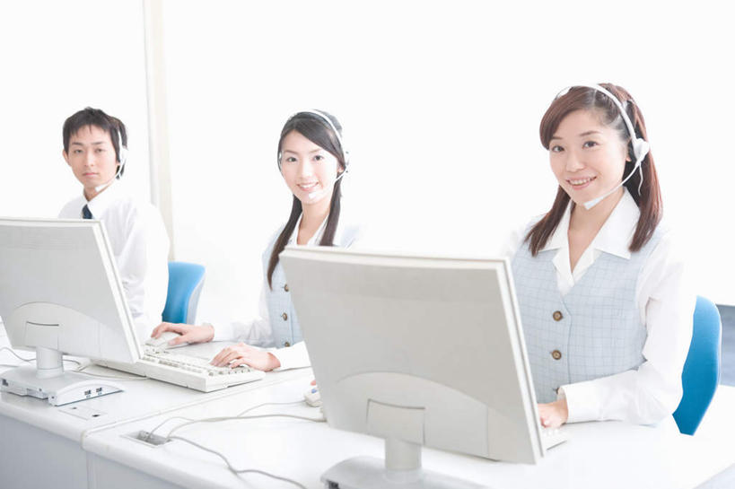 东方人,三个人,商务人士,商务男性,商务女性,坐,笑,微笑,横图,室内,白天,正面,衬衫,电脑,显示器,鼠标,键盘,亚洲,一排,戴,套装,服装,整齐,网络,话务员,注视,休闲装,黄种人,输入设备,通讯设备,排列,衣服,耳机,耳麦,话筒,观察,看,休闲,休闲服,台式电脑,服饰,观看,戴着,察看,麦克风,队列,关注,通信设备,商务装,工薪阶层,输出设备,客服人员,电话销售,男人,男性,年轻男性,年轻女性,女人,女性,亚洲人,白领,接线员,上班族,坐着,半身,彩图,衬衣