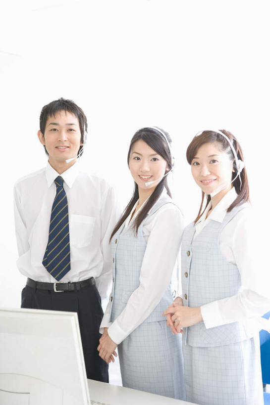 东方人,三个人,商务人士,商务男性,商务女性,站,笑,微笑,露齿笑,竖图,室内,白天,正面,衬衫,电脑,显示器,鼠标,键盘,亚洲,套装,服装,网络,话务员,注视,休闲装,黄种人,输入设备,通讯设备,衣服,耳机,耳麦,话筒,观察,看,站着,休闲,休闲服,台式电脑,服饰,观看,察看,麦克风,关注,通信设备,商务装,工薪阶层,输出设备,客服人员,电话销售,男人,男性,年轻男性,年轻女性,女人,女性,亚洲人,白领,接线员,上班族,半身,彩图,衬衣
