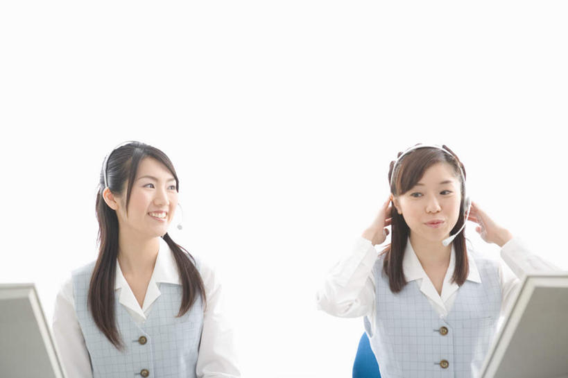 东方人,两个人,商务人士,商务女性,坐,笑,微笑,露齿笑,横图,室内,白天,正面,电脑,显示器,鼠标,键盘,亚洲,套装,服装,网络,拿,话务员,拿着,注视,休闲装,黄种人,输入设备,通讯设备,衣服,耳机,耳麦,话筒,观察,看,休闲,休闲服,台式电脑,服饰,观看,察看,麦克风,关注,通信设备,商务装,工薪阶层,输出设备,客服人员,电话销售,年轻女性,女人,女性,亚洲人,白领,接线员,上班族,坐着,半身,彩图