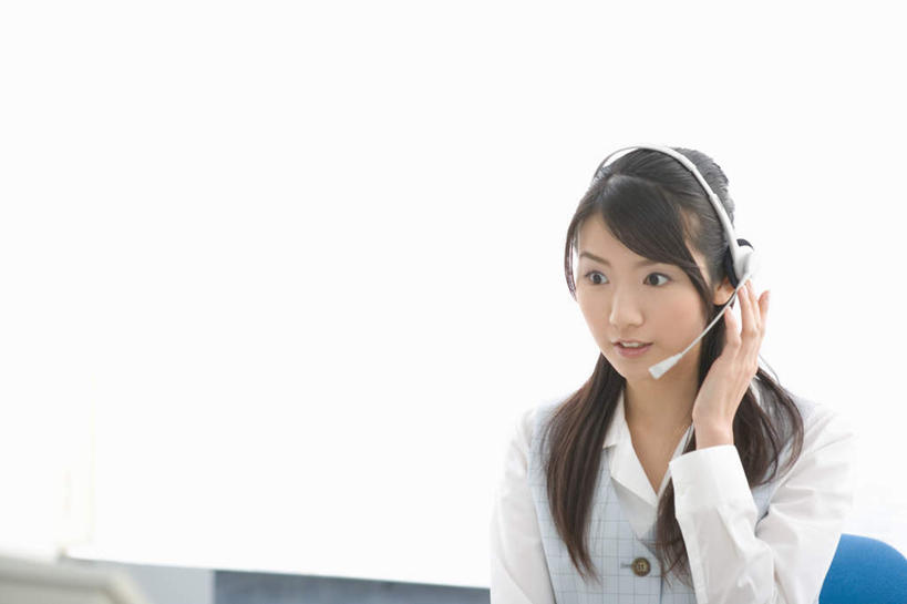 东方人,一个人,商务人士,商务女性,坐,横图,室外,白天,正面,亚洲,仅一个年轻女性,仅一个女性,仅一个人,套装,服装,拿,话务员,拿着,注视,休闲装,黄种人,衣服,耳机,耳麦,话筒,观察,看,休闲,休闲服,服饰,观看,察看,麦克风,关注,商务装,工薪阶层,客服人员,电话销售,年轻女性,女人,女性,亚洲人,白领,接线员,上班族,坐着,半身,彩图