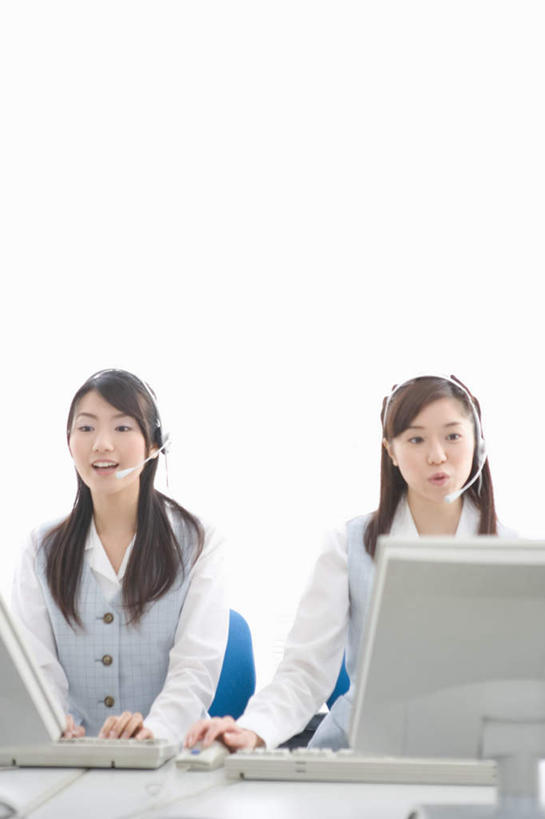 东方人,两个人,商务人士,商务女性,坐,笑,微笑,露齿笑,竖图,室内,白天,正面,电脑,显示器,鼠标,键盘,亚洲,套装,服装,网络,话务员,注视,休闲装,黄种人,输入设备,通讯设备,衣服,耳机,耳麦,话筒,观察,看,休闲,休闲服,台式电脑,服饰,观看,察看,麦克风,关注,通信设备,商务装,工薪阶层,输出设备,客服人员,电话销售,年轻女性,女人,女性,亚洲人,白领,接线员,上班族,坐着,半身,彩图